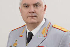 Начальника УВД по ЗАО генерал-майора полиции Андрея Пучкова в Главном столичном управлении поздравили с 55-летием