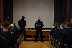 Офицеры спецподразделения Росгвардии провели урок мужества для московских кадет